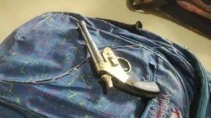 Arwal Dabang 2 girl students reach school empty 7-64 bore revolver bag ruckus class sent other friend's bag home keeping bihar police | अरवलः दबंग गर्ल?, बैग से 7.64 बोर की खाली रिवाल्वर लेकर स्कूल पहुंची 2 छात्रा, क्लास में हड़कंप, दूसरी सहेली के बैग में रखकर घर भेजा...