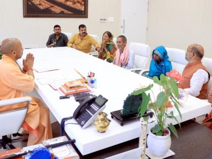 Bahraich Violence live updates CM Yogi meet family members Ram Gopal Mishra killed financial assistance Rs 1000000 and accommodation | Bahraich Violence: बहराइच हिंसा में मारे गए राम गोपाल मिश्रा के घरवालों से मिले सीएम योगी?, 1000000 की आर्थिक सहायता और आवास