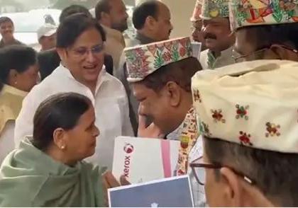 Bihar Vidhan Sabha Winter Session Live kya hal hai madam aap kaise ho Meeting Rabri Devi and Dilip Jaiswal very special picture viral on social media | Bihar Assembly Winter Session: राबड़ी देवी और दिलीप जायसवाल की बीच मुलाकात?, बेहद ही खास तस्वीर, सोशल मीडिया पर वायरल