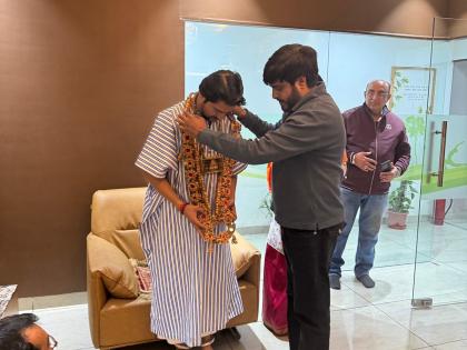 ​​​​​​​Bageshwar Dham sarkar Dhirendra Shastri said unique gift Saw this first time | ऐसा पहली बार देखा?, अनोखी भेंट पर बोले धीरेंद्र शास्त्री