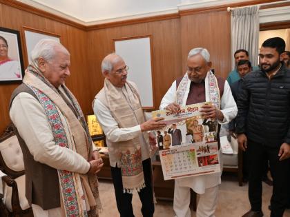 bihar Newly appointed Governor Arif Mohammed Khan outgoing governor Rajendra Arlekar Chief Minister Nitish Kumar meeting at Raj Bhavan see pics watch video | Nitish Kumar meets Bihar governor: राजेन्द्र आर्लेकर और आरिफ मोहम्मद खान से मिले सीएम नीतीश कुमार, देखें तस्वीरें और वीडियो