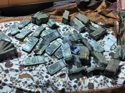 bihar Property worth Rs 100 crore superintending engineer Vinod Kumar Rai and his wife together burnt crores rupees half burnt and remaining Rs 52 lakh recovered | 100 करोड़ की संपत्ति, अधीक्षण अभियंता विनोद कुमार राय और पत्नी ने मिलकर जलाए करोड़ों रुपये, अधजले व बचे 52 लाख रुपये बरामद