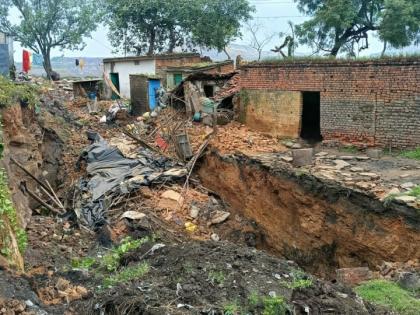 Dhanbad 2 landslides half a dozen houses razed ground van fell into a deep ditch | धनबाद में 2 भू-धंसान, आधे दर्जन घर जमींदोज, वैन गहरी खाई में गिरी
