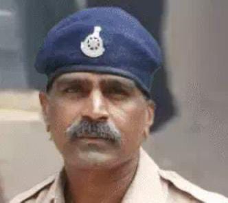 indore constable cobra died after being stung finger, colleagues clapping caught it | इंदौर में कॉन्स्टेबल ने कोबरा पकड़ा, उंगली में डंसने से मौत, पकड़ा तो ताली बजा रहे थे साथी