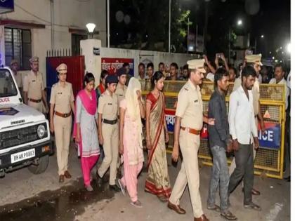 Jharkhand: Police busted a sex racket in Ranchi, five women and three men were among those arrested | झारखंड: रांची में पुलिस ने किया सेक्स रैकेट का भंडाफोड़, पकड़े गए लोगों में 5 युवतियां और 3 युवक शामिल Jharkhand: Police busted a sex racket in Ranchi, five women and three men were among those arrested | झारखंड: रांची में पुलिस ने किया सेक्स रैकेट का भंडाफोड़, पकड़े गए लोगों में 5 युवतियां और 3 युवक शामिल