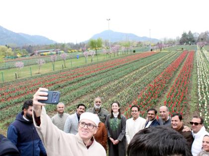 iran Shadow Gulf War also Tulip Garden record year 2023 not broken jammu kashmir news 3-42 lakh arrived in 28 days | 28 दिन में 3.42 लाख पहुंचे?, खाड़ी युद्ध की छाया टयूलिप गार्डन पर भी, वर्ष 2023 का रिकार्ड भी नहीं टूटा? iran Shadow Gulf War also Tulip Garden record year 2023 not broken jammu kashmir news 3-42 lakh arrived in 28 days | 28 दिन में 3.42 लाख पहुंचे?, खाड़ी युद्ध की छाया टयूलिप गार्डन पर भी, वर्ष 2023 का रिकार्ड भी नहीं टूटा?