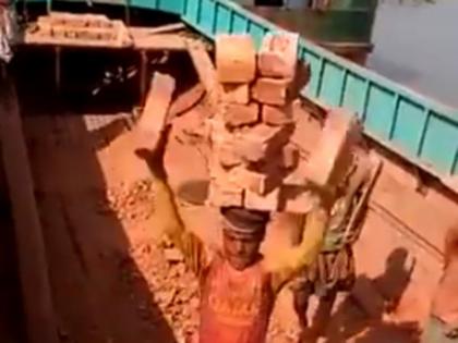 anand mahindra shared video of a risky manual labour watch video for monday motivation | एक बार 30 से ज्यादा ईंटे सिर पर ढोता है ये शख्स, स्किल देखकर आप भी रह जाएंगे हैरान, आनंद्र महिंद्रा देना चाहते हैं सम्मान anand mahindra shared video of a risky manual labour watch video for monday motivation | एक बार 30 से ज्यादा ईंटे सिर पर ढोता है ये शख्स, स्किल देखकर आप भी रह जाएंगे हैरान, आनंद्र महिंद्रा देना चाहते हैं सम्मान