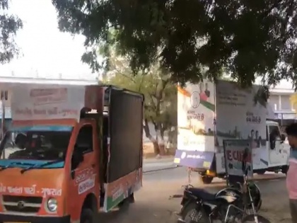 when bjp election campaign vehicle trapped in sand congress van help gujarat election viral video | वीडियो: गुजरात में 'फंसी' बीजेपी तो कांग्रेस ने दिया 'सहारा', जाने पूरा मामला