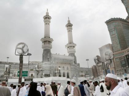 Eid celebrated in Saudi Arabia; 2.5 million pilgrims participate in the practice of killing the devil | सऊदी अरब में ईद के जश्न का आगाज, शैतान को कंकड़ मारने की प्रथा में 25 लाख हजयात्रियों ने लिया हिस्सा