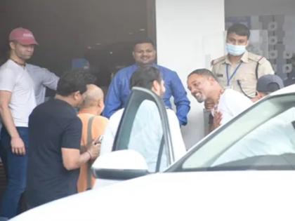 Will Smith arrives in Mumbai who slapped Chris Rock at Oscars vide goes viral | ऑस्कर में क्रिस रॉक को थप्पड़ मारनेवाले विल स्मिथ मुंबई आए, विवाद के बाद पहली बार सार्वजनिक तौर पर आए नजर