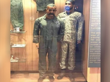 pakistan Museum puts effigy wing commander Abhinandan remains of his jet on display | पाकिस्तानी वायुसेना ने म्यूजियम में विंग कमांडर अभिनंदन का लगाया पुतला, कैदी की तरह दिखाया