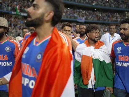 Team India Victory Parade virat kohli-rohit sharma champion victory Kohli hugged me tearful eyes Never seen Rohit Sharma getting emotional in 15 years watch video | Team India Victory Parade: जीत के बाद डबडबायी आंखों से गले लगाया, कोहली बोले- 15 साल में कभी भी रोहित शर्मा को इतना भावुक होते नहीं देखा, देखें वीडियो