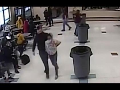 video-shows-cop-kneeling-on-12 years girl-students-neck | अमेरिका: वीडियो में पुलिसकर्मी 12 वर्षीय छात्रा की गर्दन पर घुटने रखते दिखा, पिछले साल इस तरह के व्यवहार पर लगाई गई थी रोक