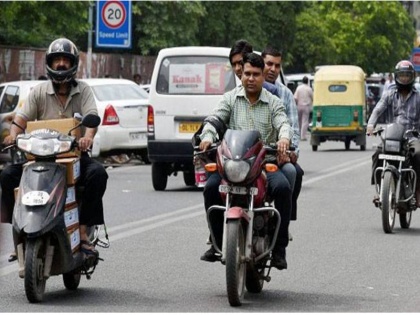 Road safety: No helmet, no petrol for bikers in Noida from June 1 | नोएडा में एक जून से बिना हेलमेट वालों को पेट्रोल पंप पर नहीं मिलेगा पेट्रोल