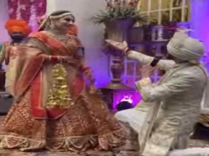 viral video of bride groom dancing before jaymala on stage | वरमाला से पहले ही दूल्हा-दुल्हन ने स्टेज पर जमकर किया डांस, वायरल वीडियो देखकर आप भी हो जाएंगे खुश