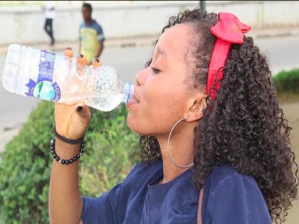 woman dont drink water in plastic bottle may cause this problem research health tips in hindi | क्या आप भी प्लास्टिक के बोतल में पीती है पानी तो हो जाएं सावधान, महिलाओं में हो सकती है यह परेशानी, रिसर्च में हुआ चौंकाने वाला खुलासा