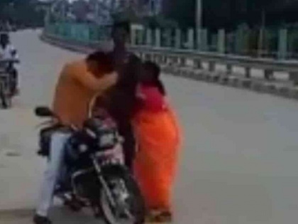 Woman thrashes BJP mandal president middle road accused took Rs 1-75 lakh name of job video viral | भाजपा मंडल अध्यक्ष को महिला ने सड़क पर पीटा, नौकरी के नाम पर लिए थे 1.75 लाख रुपये, मामला दर्ज