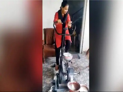 Woman made jugaad for grinding wheat on her gym cycle, IAS said, amazing invention | महिला ने गेहूं पीसने के लिए जिम साइकिल से ही बना ली जुगाड़, IAS ने कहा- गजब का आविष्कार