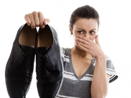 Feet odour: causes, symptoms, prevention and easy home remedy to get rid of feet odour naturally | पैरों की बदबू से हैं परेशान तो करें ये एक उपाय, 2 मिनट में मिलेगी राहत