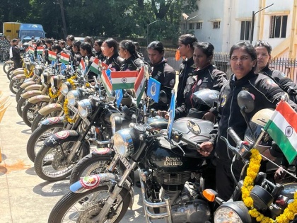 CRPF Women Bikers Expedition Rally reaches Bengaluru, aims to strengthen 'Beti Bachao Beti Padhao' campaign, see photos | CRPF women bikers: बेंगलुरु पहुंची सीआरपीएफ महिला बाइकर्स एक्सपीडीशन रैली, 'बेटी बचाओ बेटी पढ़ाओ' अभियान को मजबूत करने का लक्ष्य, देखें तस्वीरें
