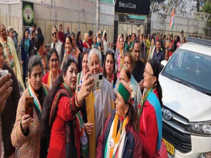Women Congress workers waiting Priyanka Gandhi Shimla took selfie Finance Minister Sitharaman hp elections | हिमाचल चुनाव: शिमला में प्रियंका गांधी का इंतजार कर रही महिला कांग्रेस कार्यकर्ताओं ने ली वित्त मंत्री सीतारमण के साथ सेल्फी, फोटो हुआ वायरल