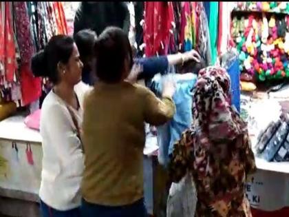 Karva Chauth shopping Angry woman on being asked aunty left shopping and beaten her video viral | VIDEO: करवाचौथ की शॉपिंग करने आई महिला को आंटी कहने पर बवाल, खरीददारी छोड़ बाल पकड़ जमकर पीटा, बचाव मे आई पुलिस Karva Chauth shopping Angry woman on being asked aunty left shopping and beaten her video viral | VIDEO: करवाचौथ की शॉपिंग करने आई महिला को आंटी कहने पर बवाल, खरीददारी छोड़ बाल पकड़ जमकर पीटा, बचाव मे आई पुलिस