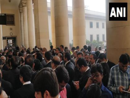 Women lawyers should not groom their hair in court district Pune alleged notice | पुणे: 'महिला वकील कोर्ट में न संवारें बाल', अदालत के कथित नोटिस पर मचा हंगामा, जानें पूरा मामला Women lawyers should not groom their hair in court district Pune alleged notice | पुणे: 'महिला वकील कोर्ट में न संवारें बाल', अदालत के कथित नोटिस पर मचा हंगामा, जानें पूरा मामला