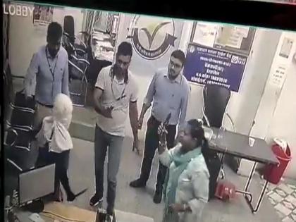 women staff save bank from loot with scissors in Marudhara bank Sriganganagar rajasthan viral video | Video: आज से पहले आपने नहीं देखा होगा ऐसा महिला कर्मचारी, जान पर खेल कर कैंची के सहारे बैंक को लूटने से बचाया