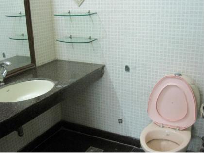 ba girl student commits suicide in college toilet in delhi | जब कॉलेज के टॉयलेट से बीए की छात्रा की रोने की आई आवाज, दरवाजा तोड़कर देखा तो उड़े होश 