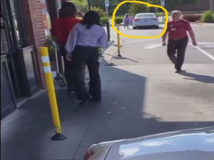 women try to fight with employee car run fall into big pit viral video karma | देखें वीडियो: ग्राहक महिला एक कर्मचारी से जा रही थी करने झगड़ा, तभी आगे बढ़ने लगी कार जिसे बचाने के चक्कर में हो गया बड़ा हादसा