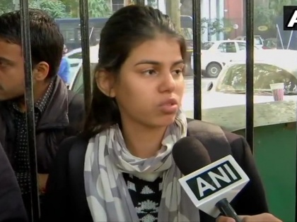 Delhi: Anu Dubey, a young woman, who was protesting near Parliament over atrocities against women was detained by Police earlier today. A team from Delhi Commission for Women has reached the police station. Police has now released her from detention. | महिलाओं पर बढ़ रहे अत्याचार के खिलाफ संसद के सामने युवती ने किया प्रदर्शन, पुलिस ने कुछ देर हिरासत में रखकर छोड़ा