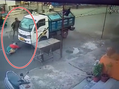 miraculous escape for woman as minivan runs over her in surat, watch this video | VIDEO: मंदिर के बाहर हाथ जोड़े खड़ी थी महिला, ऊपर गुजरी गाड़ी और फिर हुई ये चौंकाने वाली बात...