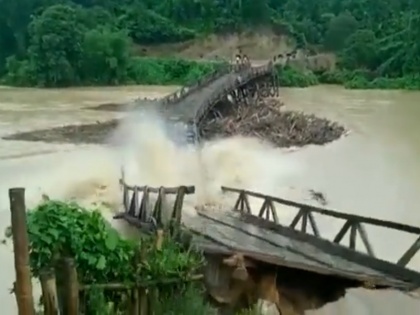 A wooden bridge washed away in Meghalaya by Meghalaya flood waters video surfaced | बाढ़ में ऐसे बह गया मेघालय में बना लकड़ी का पुल, वीडियो हुआ वायरल, भूस्खलन से चार लोगों की मौत