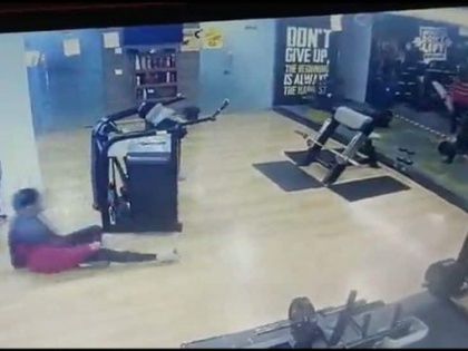 Shocking video Indore 55-year-old businessman dies heart attack gym workout video viral see | वीडियो वायरलः जिम में कसरत के दौरान दिल का दौरा पड़ने से 55 वर्षीय कारोबारी की मौत, देखें