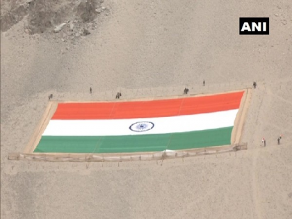 World's largest khadi national flag in Leh 2000 feet length is 225 ft, width 150 ft, and weighs 1400 kg flag covers 37,500 sq ft area | लेह में फहराया गया खादी से बना दुनिया का सबसे बड़ा तिरंगा, वजन सुन उड़ जाएंगे होश, जानिए खासियत