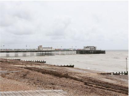 Worthing Pier incident: People vomiting with sore eyes after chemical spill in britain | ब्रिटेनः जहरीले रसायन से लोगों के आखों में निकलने लगे आंसू और हुईं उल्टियां, खाली कराया गया समुद्री तट