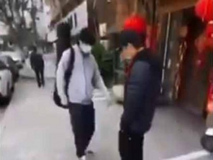 viral video fearing corona virus people meeting with wuhan shake | कोरोना वायरस की दहशत, एक दूसरे से मिलने पर लोग कर रहे Wuhan Shake, वायरल हो रहा वीडियो