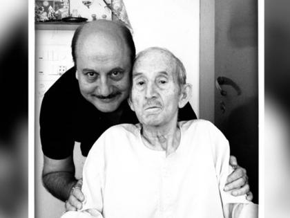 Anupam Kher plays his own father Pushkarnath in The Kashmir Files shared the last picture with him | द कश्मीर फाइल्स में अनुपम खेर ने अपने ही पिता पुष्करनाथ का निभाया है किरदार, उनके साथ की साझा की आखिरी तस्वीर