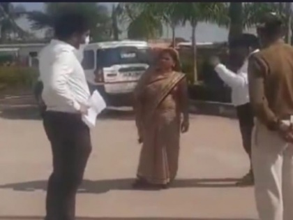 chhattisgarh news mungeli zila panchayat women members tried to slap ias officials with slipper for caste related comments case registered | बुला पुलिस को देख लूंगी, जिला पंचायत की महिला सदस्य ने IAS को मारने के लिए उतारी चप्पल, वीडियो वायरल