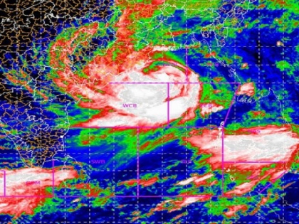 Odisha Man viral reason for stepping out of home amid cyclone yaas | चक्रवात यास के दौरान घर से बाहर निकला शख्स, रिपोर्टर ने पूछा तो दिया ऐसा जवाब, सोशल मीडिया पर झूम उठे लोग