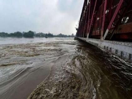 Alert in Delhi as Yamuna water level above danger mark, low-lying areas near river being evacuated | दिल्ली में अलर्ट, यमुना का जलस्तर खतरे के निशान से ऊपर, नदी के पास निचले इलाकों को कराया जा रहा खाली