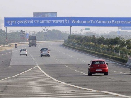 uttar pradesh road accident noida Yamuna and Eastern Peripheral Expressway Two killed 7 injured | यमुना और ईस्टर्न पेरीफेरल एक्सप्रेस-वे पर सड़क हादसाः दो की मौत, 7 घायल