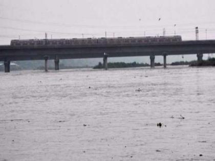 delhi adminstration sounded alert regarding rose of water level of yamuna | दिल्ली में यमुना का जलस्तर खतरे के निशान से ऊपर, बाढ़ का खतरा, प्रशासन ने जारी किया अलर्ट delhi adminstration sounded alert regarding rose of water level of yamuna | दिल्ली में यमुना का जलस्तर खतरे के निशान से ऊपर, बाढ़ का खतरा, प्रशासन ने जारी किया अलर्ट