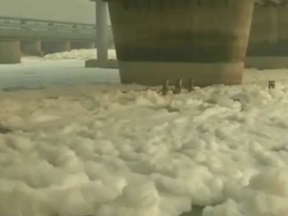 Delhi Yamuna river Toxic Foam Kalindi Kunj surface air pollution see video | दिल्ली में प्रदूषणः यमुना नदी में दिखा जहरीला झाग, विशेषज्ञों ने कहा-डिटर्जेंट, देखें वीडियो