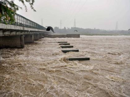 Yamuna level rises to 207.71m water enters Delhi's Ring Road | यमुना का स्तर बढ़कर 207.71 मीटर हुआ, दिल्ली के रिंग रोड में घुसा पानी