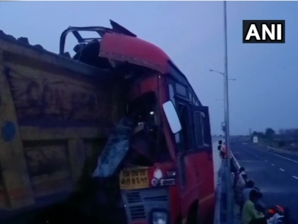 Maharashtra: 4 migrant workers killed, 15 injured after a bus crashed into a truck in Yavatmal | महाराष्ट्र में भीषण सड़क हादसा, प्रवासी मजदूरों को ले जा रही बस ट्रक से टकराई, चार की मौत और 15 घायल 