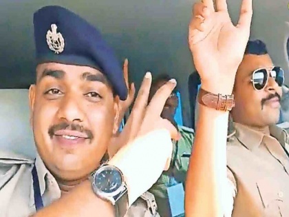 viral video show how gujarat police man dance on bollywood songs violating traffic and corona rules suspended | वर्दी में पुलिस वाले फिल्मी गानों पर नाच रहे थे, वीडियो हुआ वायरल तो इन आरोपों में वरिष्ठ अधिकारियों ने लिया एक्शन