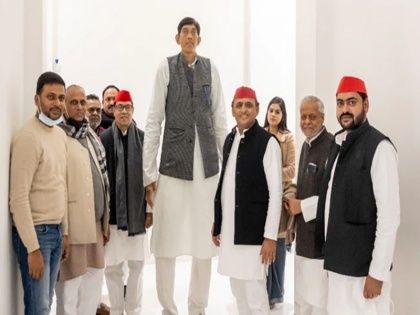 news uttar pradesh tallest man of india dharmendra pratap singh join samajwadi party Guinness World Records contest elcection | UP Election 2022: सपा में शामिल हुए भारत के सबसे लंबे कद वाले शख्स धर्मेंद्र प्रताप सिंह; बताया- शादी नहीं हो पा रही है, अब लड़ेंगे चुनाव, देखे तस्वीरें
