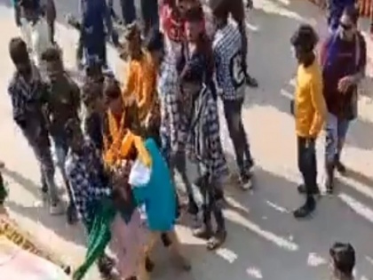 group of Boys molested girl in Madhya Pradesh Bhagoria festival video goes viral Balpur village in Alirajpur district, case file | MP: भारी भीड़ वाले उत्सव में लड़की को पकड़कर लड़कों के ग्रुप ने किया छेड़छाड़, शर्मनाक वीडियो हुआ वायरल तो पुलिस आई हरकत में