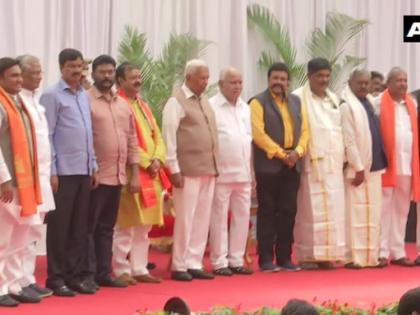 Cabinet expansion in Karnataka, 10 tainted places in Yeddyurappa cabinet instead of loyalists | कर्नाटक में हुआ मंत्रिमंडल विस्तार, येदियुरप्पा कैबिनेट में वफादार रहे भाजपाइयों के बजाए 10 दलबदलुओं को मिली जगह